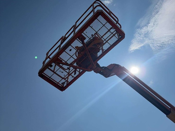 2000-jlg-600a-image-2
