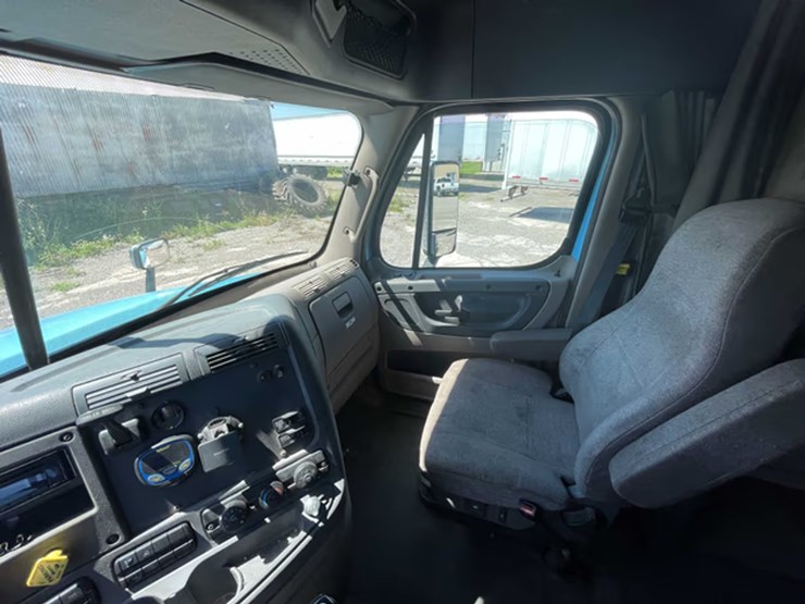 #111-•-2013-freightliner-semi-tractor-(has-wi-title)-(denmark,-wi)-image-16