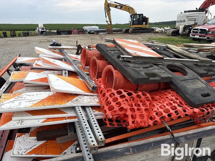 2006-t/a-utility-trailer-w/road-cones-&-signs-image-18