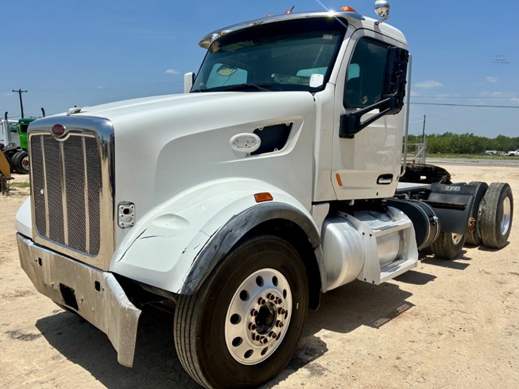 2020-peterbilt-567-image-1