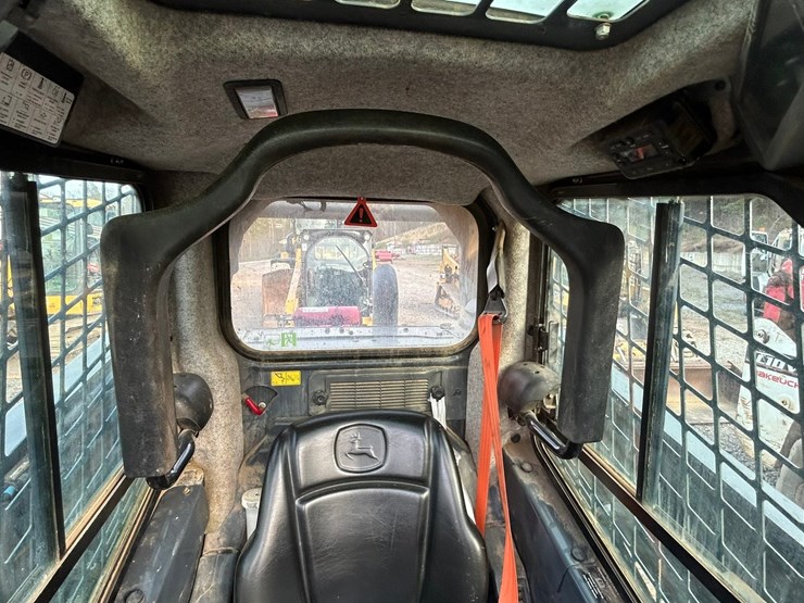 2011-deere-333g-image-49