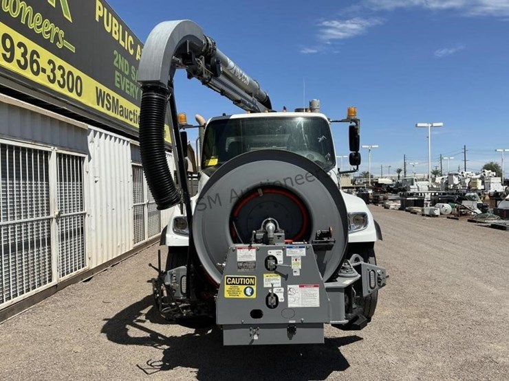 2019-freightliner-114sd-image-3