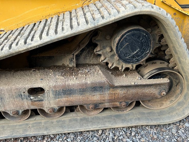 2011-deere-333g-image-60