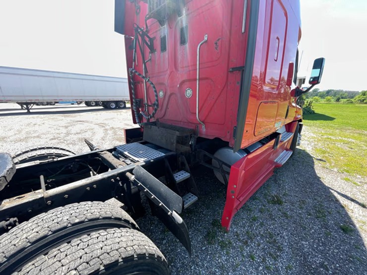 #118-•-2014-freightliner-semi-tractor-(has-wi-title)-(denmark,-wi)-image-36