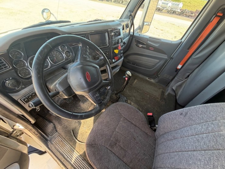 2017-peterbilt-579-image-10
