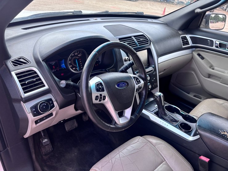 2015-ford-explorer-image-10