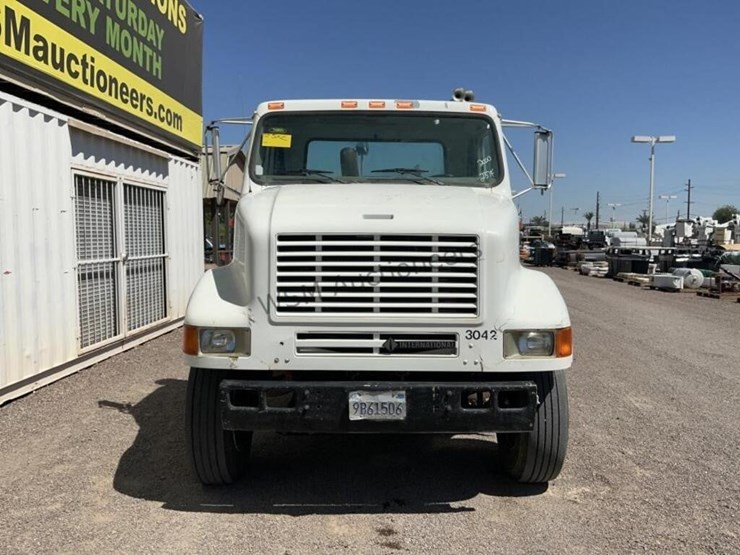 2000-international-8100-image-3