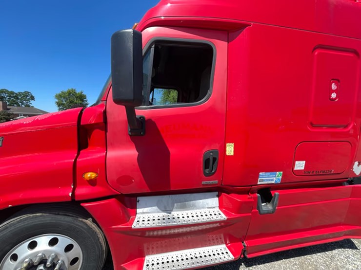 #118-•-2014-freightliner-semi-tractor-(has-wi-title)-(denmark,-wi)-image-12