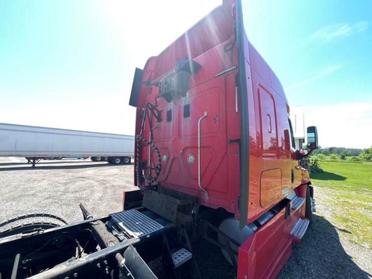 #118-•-2014-freightliner-semi-tractor-(has-wi-title)-(denmark,-wi)-image-39