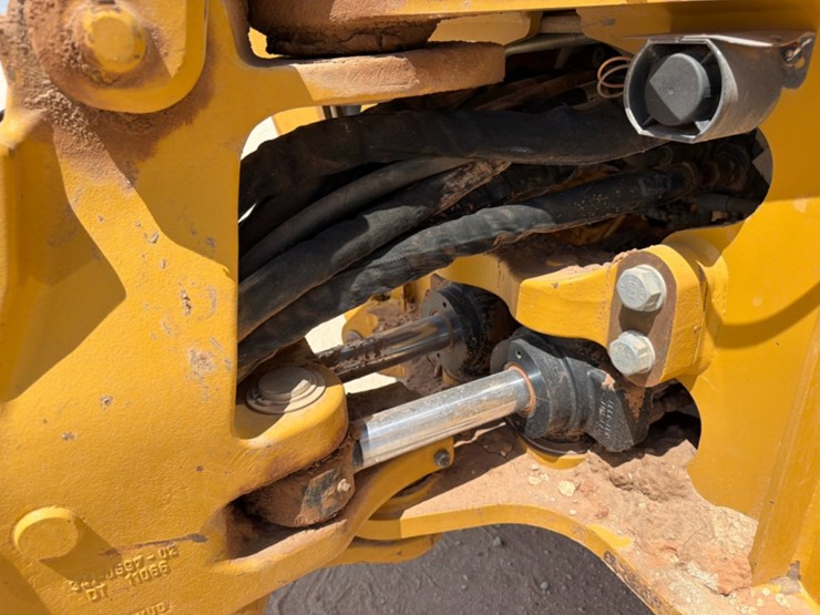 2021-caterpillar-420f2-it-image-9