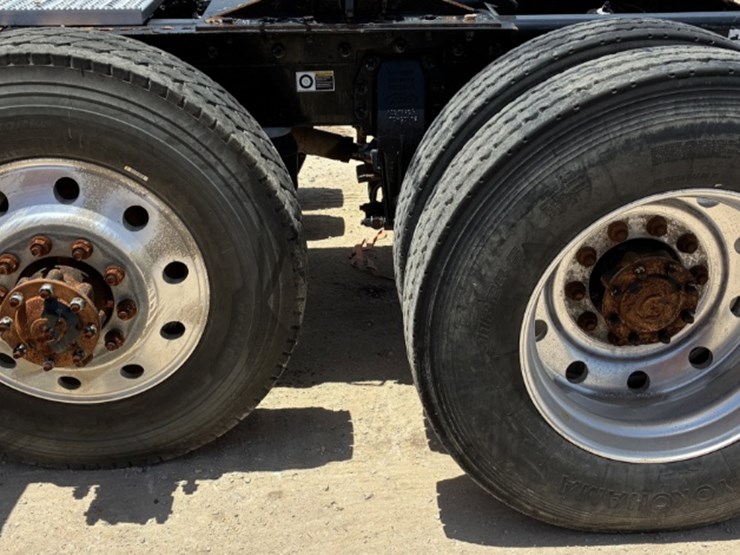 2020-peterbilt-567-image-15