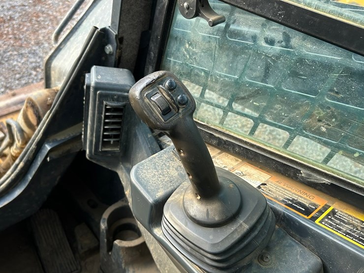 2011-deere-333g-image-42