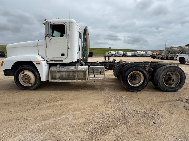 1996-freightliner-fld120-image-8