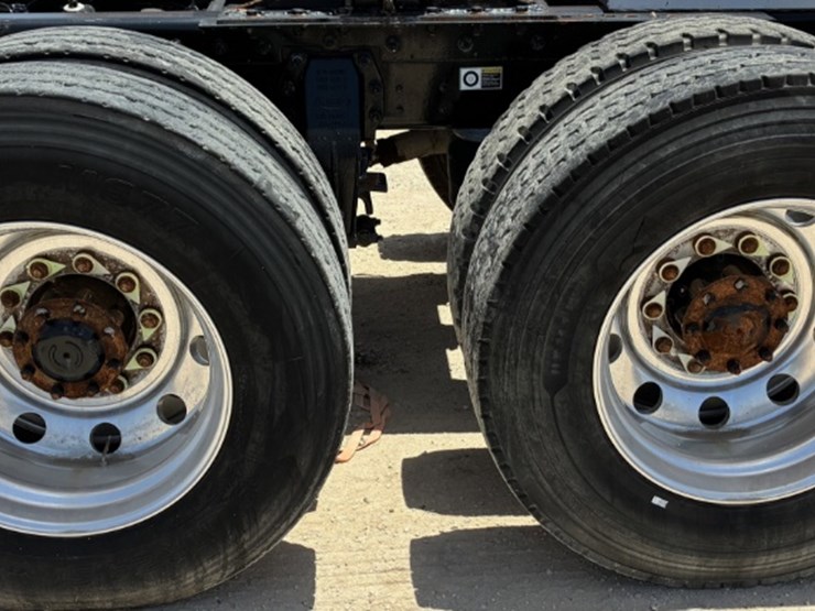 2020-peterbilt-567-image-14