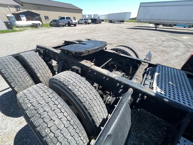 #118-•-2014-freightliner-semi-tractor-(has-wi-title)-(denmark,-wi)-image-47
