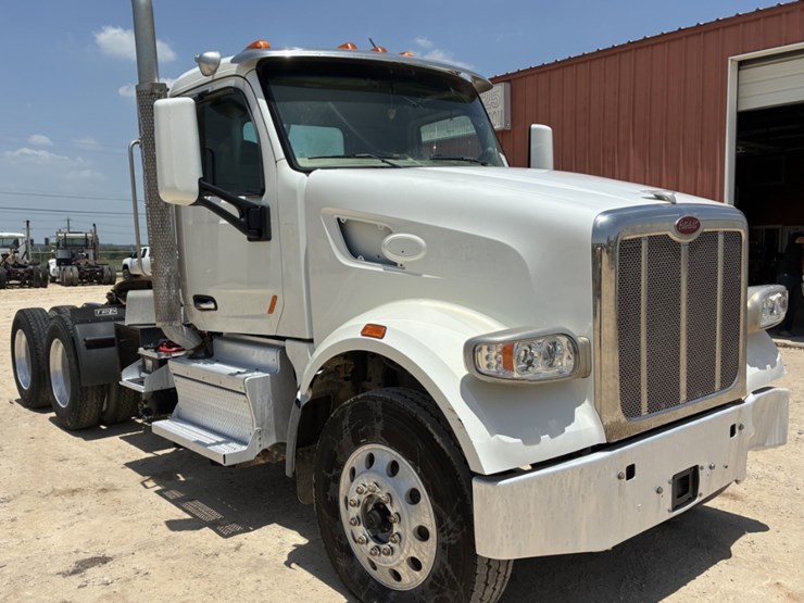 2020-peterbilt-567-image-3