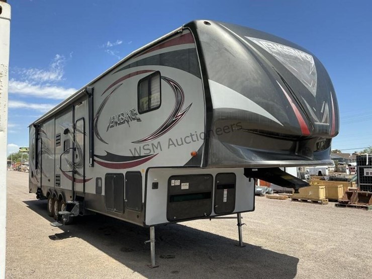 2017-forest-river-vengance-fifth-wheel-toyhauler-image-4