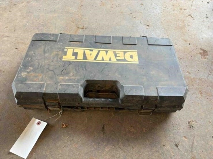 dewalt-20v-greese-gun-image-3