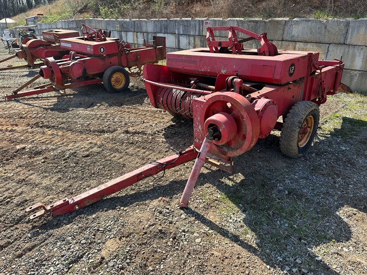 #4074-•-massey-ferguson-hay-baler-image-1