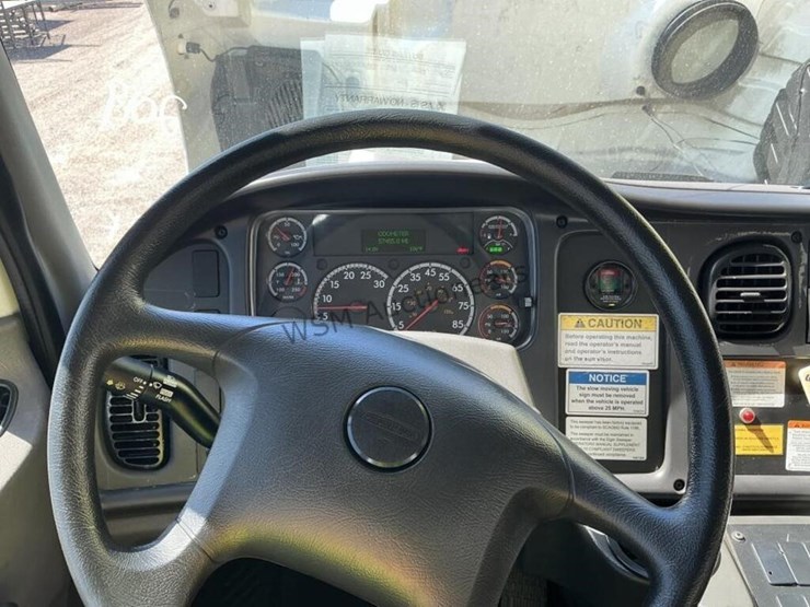 2019-freightliner-m2-106-image-17