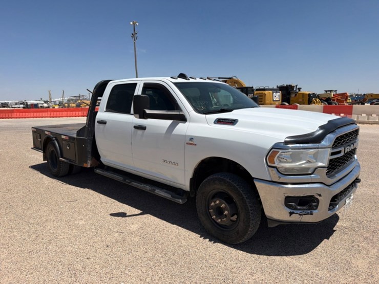2021-dodge-ram-3500-image-3