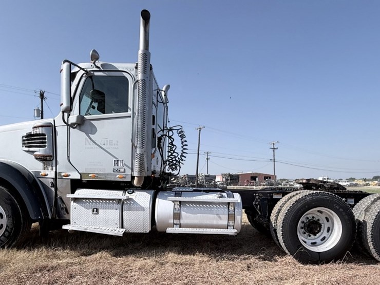 2014-freightliner-122sd-image-8