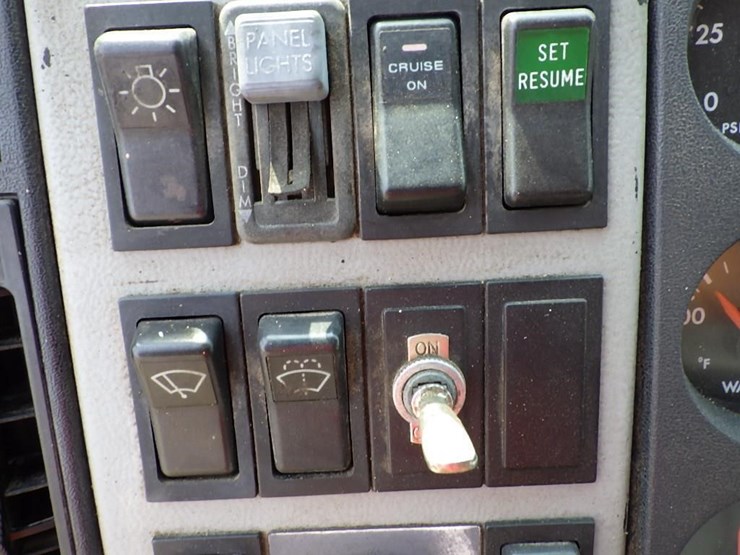 1999-freightliner-fl70-image-49