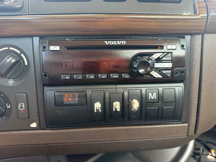 2017-volvo-vnl64t300-image-16