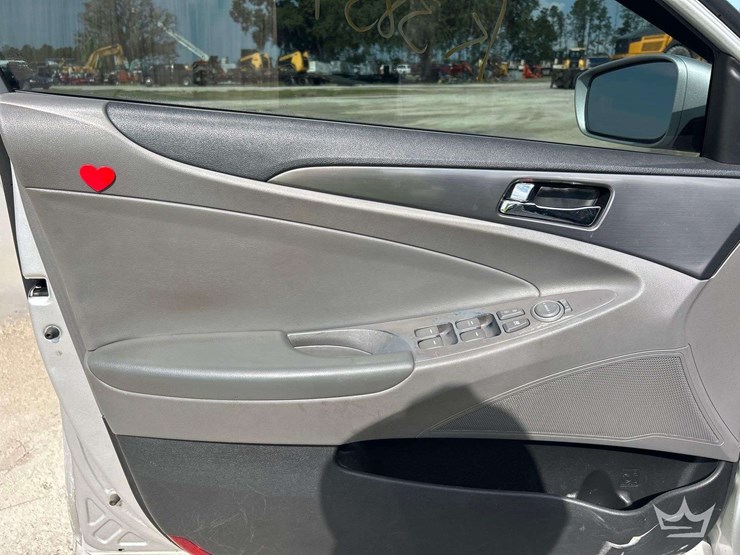 2015-hyundai-sonata-hybrid-sedan-image-11