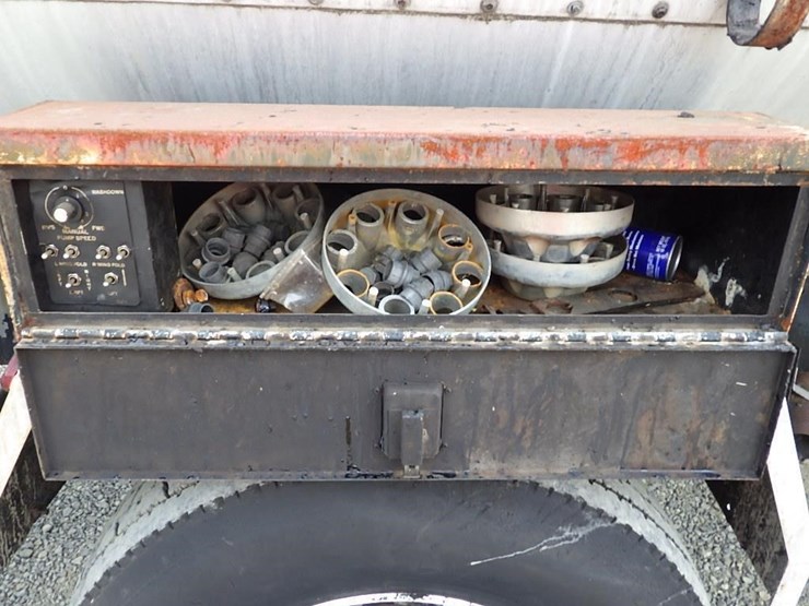 1999-freightliner-fl70-image-27
