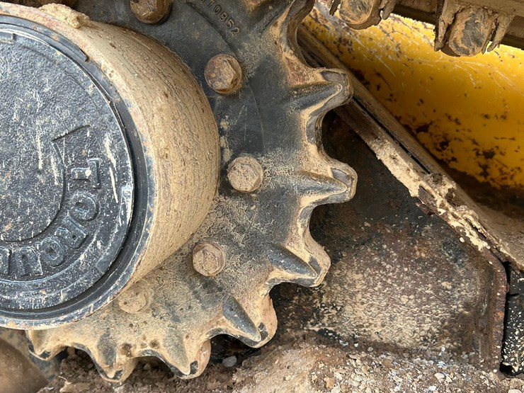 2011-deere-333g-image-55