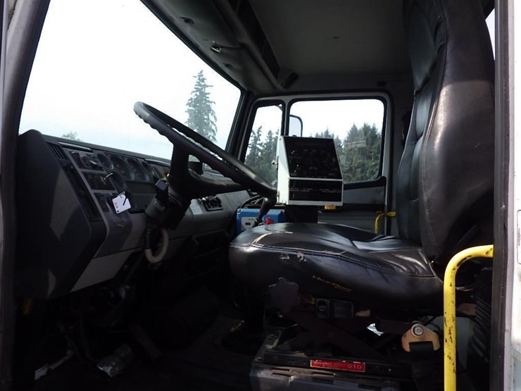 1999-freightliner-fl70-image-41