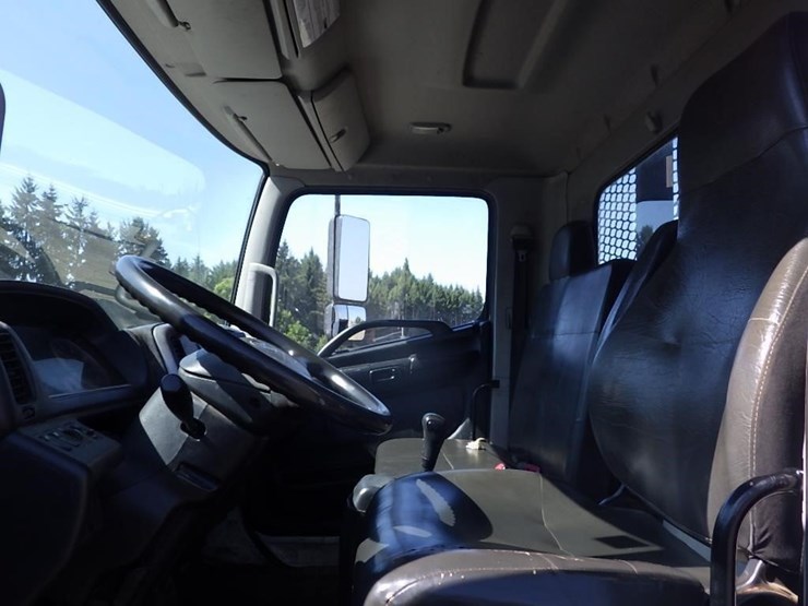 2013-hino-268-image-40