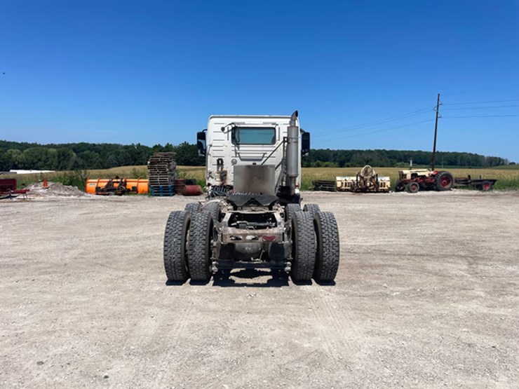 #120-•-2008-volvo-semi-tractor-(has-wi-title)-(whitelaw,-wi)-image-26