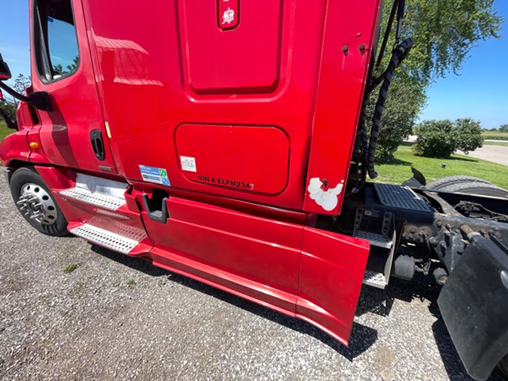 #118-•-2014-freightliner-semi-tractor-(has-wi-title)-(denmark,-wi)-image-7
