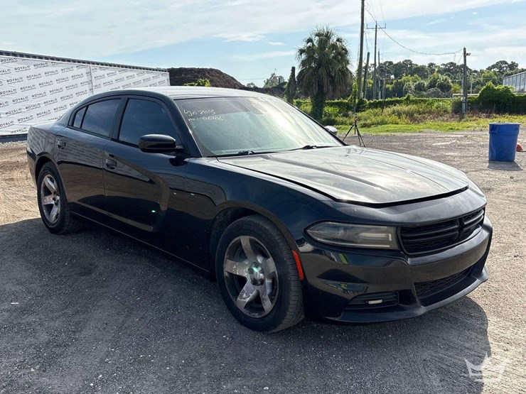 2015-dodge-charger-sedan-image-2