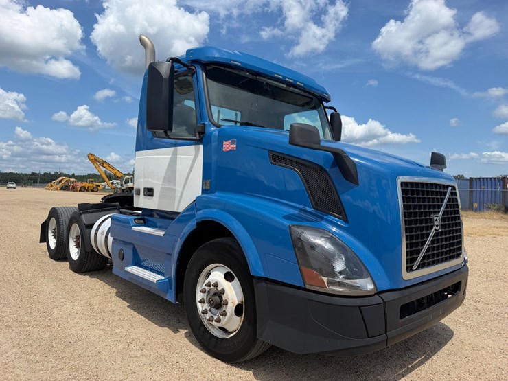 2017-volvo-vnl64t300-image-2