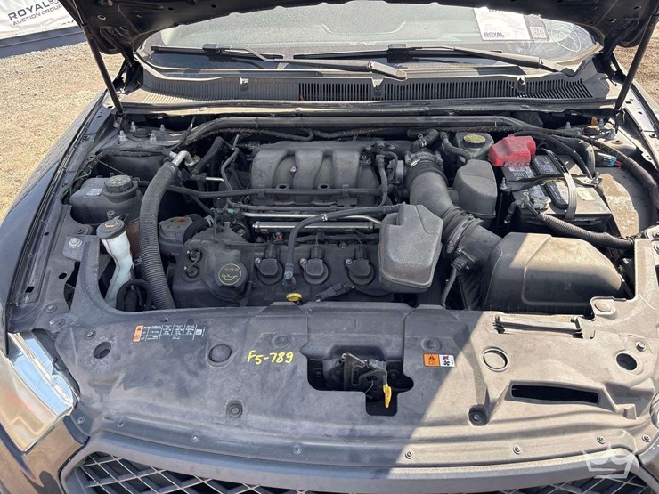 2015-ford-taurus-sedan-image-9