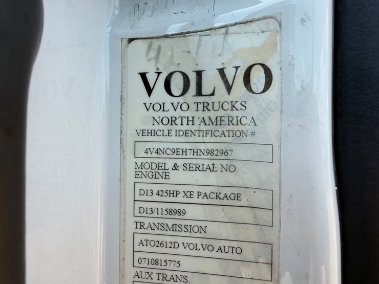 2017-volvo-vnl64t300-image-12