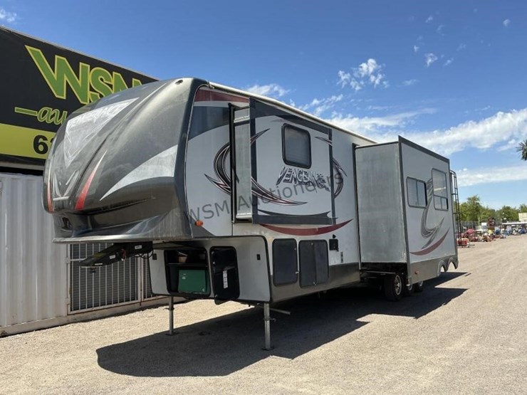 2017-forest-river-vengance-fifth-wheel-toyhauler-image-13