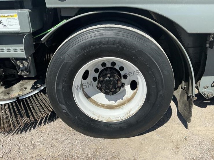 2019-freightliner-m2-106-image-10