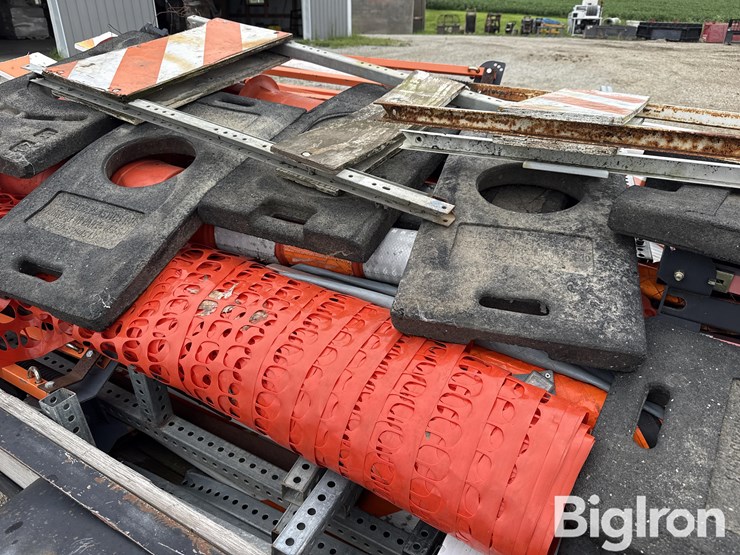 2006-t/a-utility-trailer-w/road-cones-&-signs-image-19