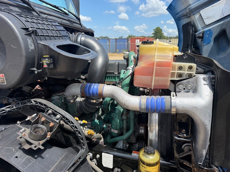 2017-volvo-vnl64t300-image-10