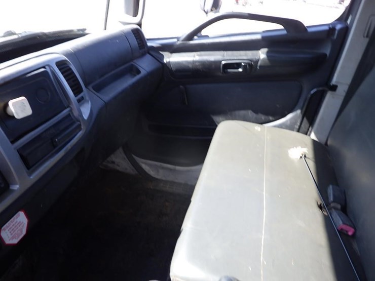 2013-hino-268-image-42