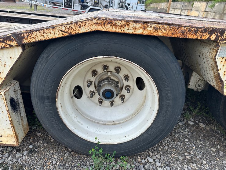 #4525-•-2010-eager-beaver-50-gsl-tri-axle-lowboy-image-48