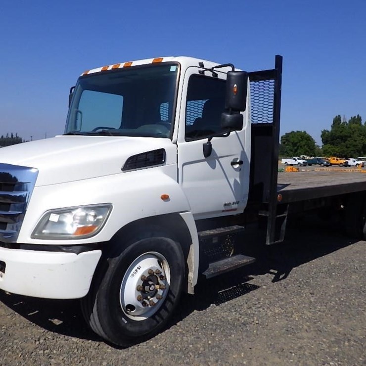 2013 HINO 268