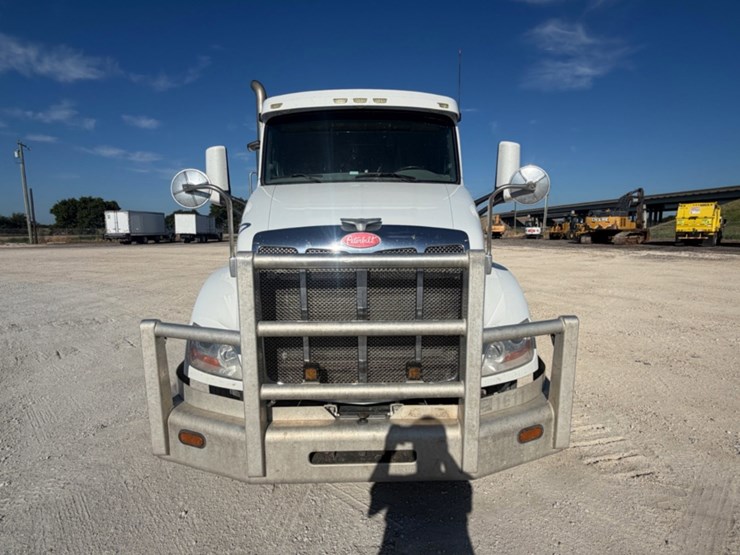 2017-peterbilt-579-image-2