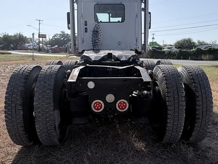 2014-freightliner-122sd-image-6