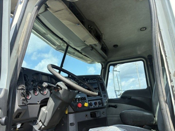 2016-mack-chu613-daycab-truck-image-7