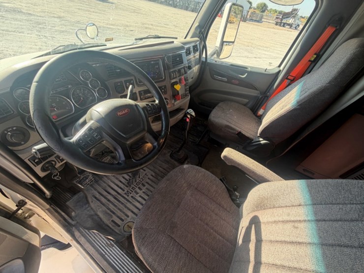 2017-peterbilt-579-image-10